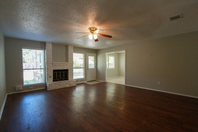 Building Photo - Updated 4 Bedroom • 2.5 Bath • West Round Rock • Downstairs Primary Suite • Two Living Areas • La...