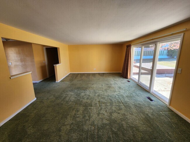 Building Photo - Large 3 bedroom home!