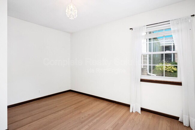 Building Photo - 5442 Bancroft Ave