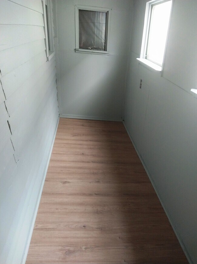 Side entrance foyer - 232 Weimar St