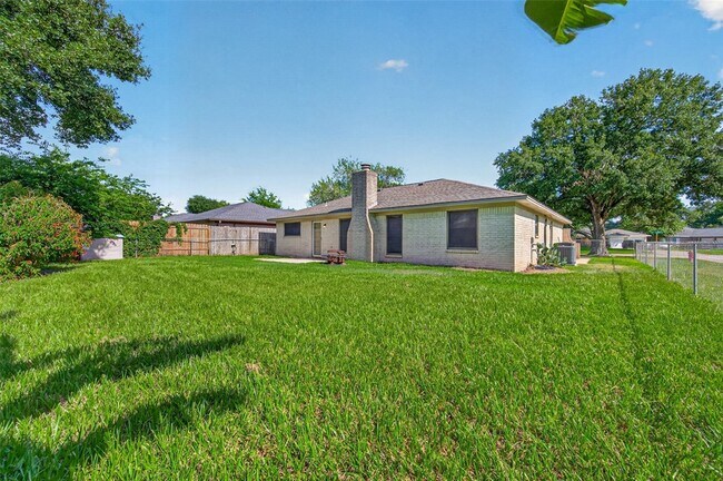 Building Photo - 5346 King Richard Dr