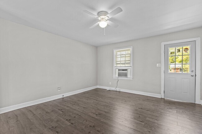 Building Photo - 2101 Montclair Dr