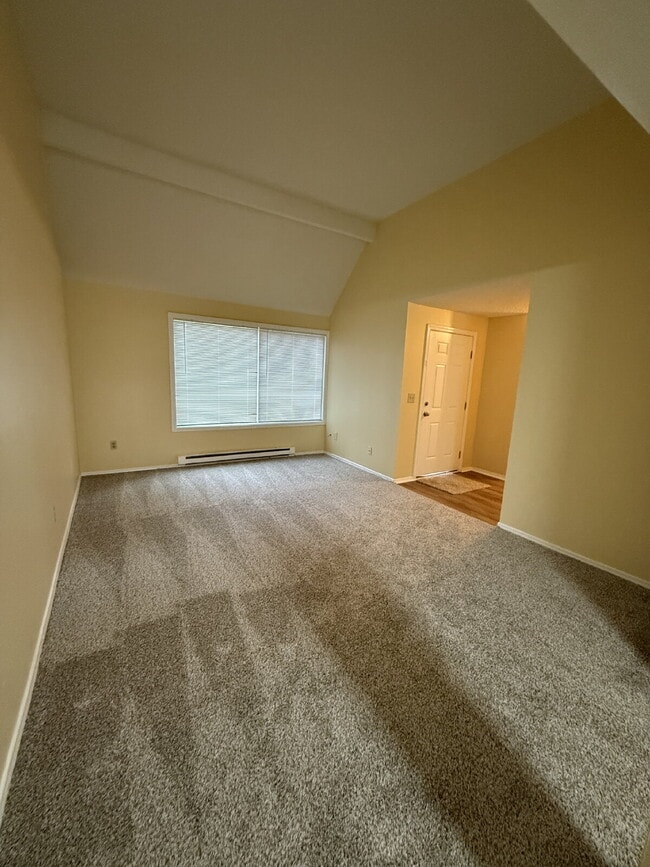 Building Photo - Fairwood Area Unit Available with Move-In Special!