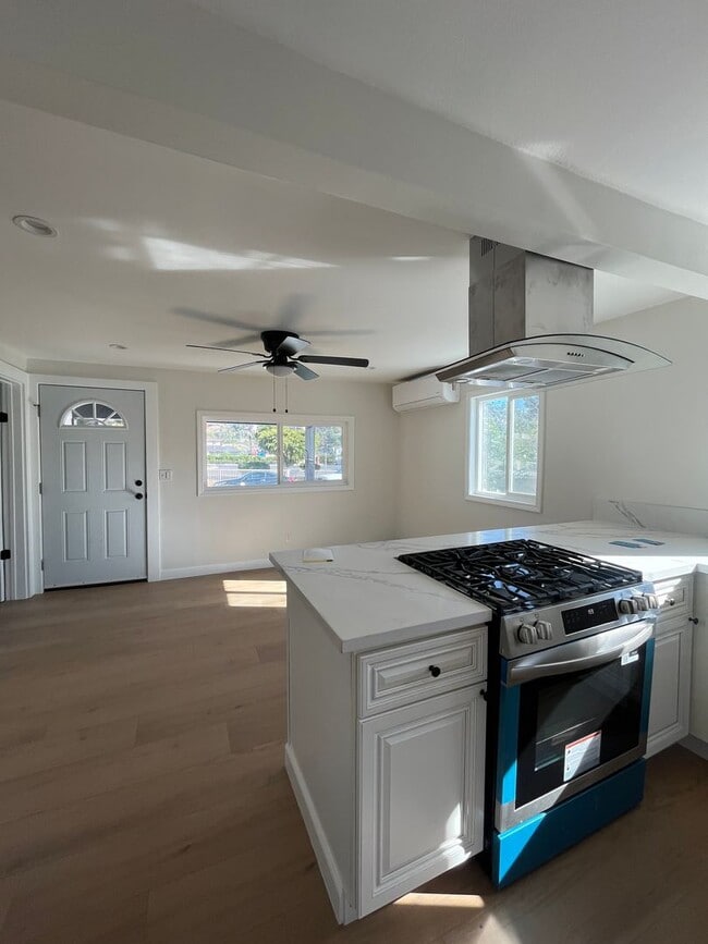 Building Photo - Beautifully Remodeled 2 Bed / 1 Bath Home ...