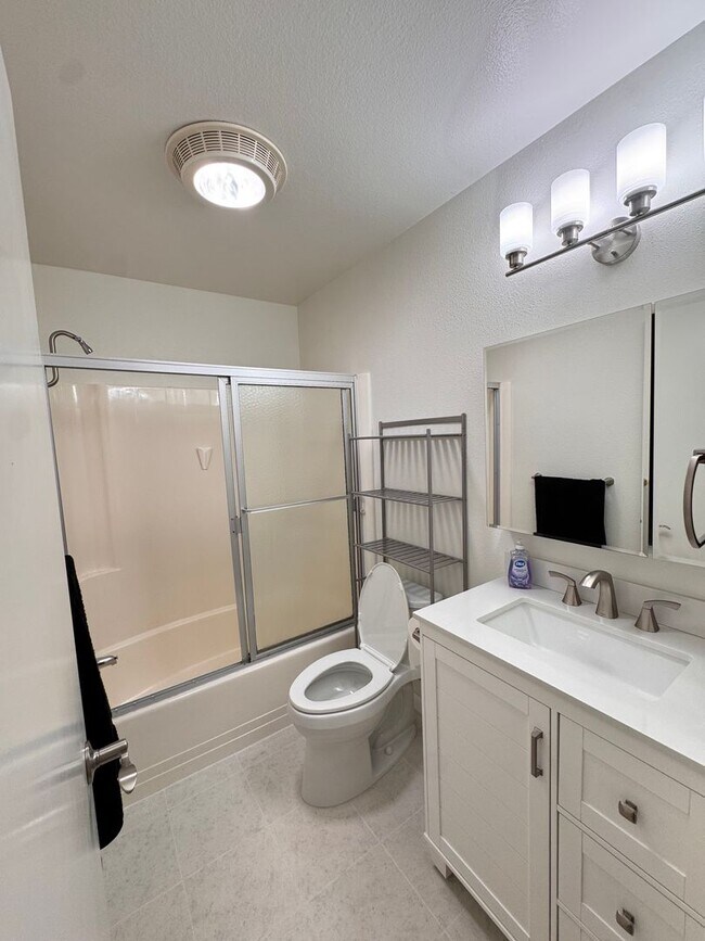 Building Photo - Updated 3-Bed Home with Oversized Garage & Huge Driveway