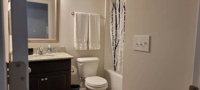 Building Photo - Furnished rental
