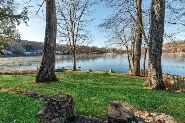 Building Photo - 103 Upper Lakeview Ave