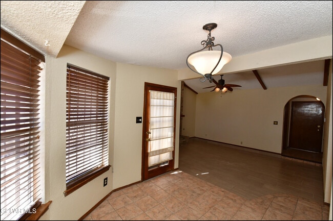 Building Photo - 4872 Maureen Cir