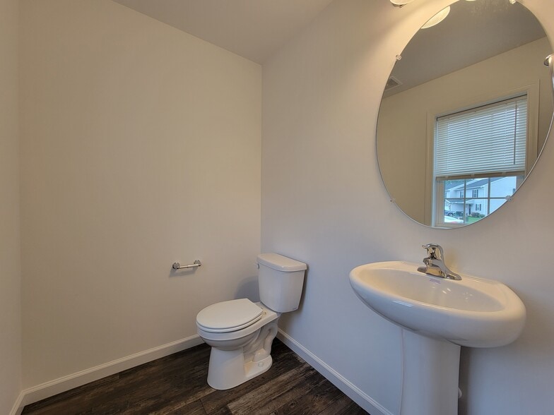 Building Photo - 140 Robert Cir