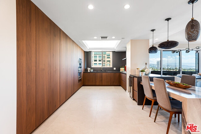 Building Photo - 10550 Wilshire Blvd