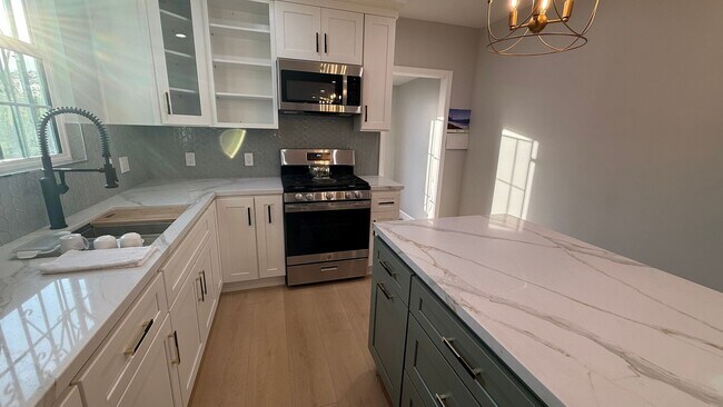Building Photo - EPIC REA: Charming 2 Bed/ 1 Bath Home in O...