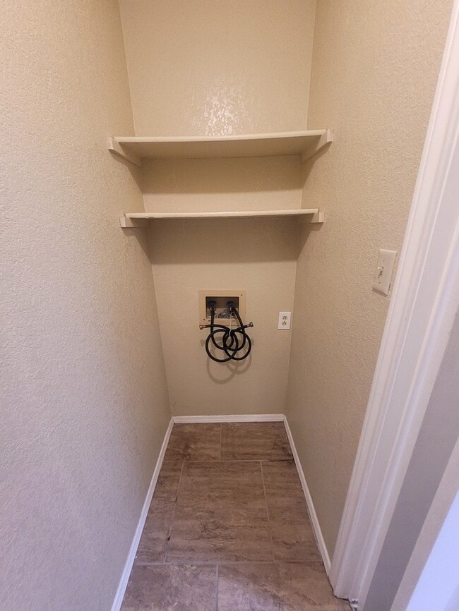 Building Photo - 3 bed 2 bath 2 car garage on cul-de-sac!