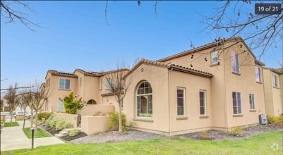 Building Photo - End Unit Townhome with Privacy and Lots of...