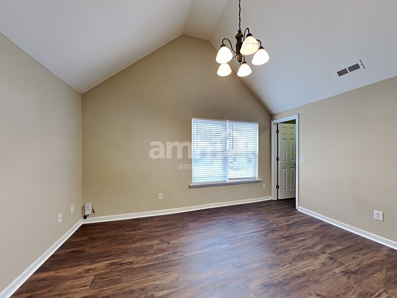 Building Photo - 5152 Chasteal Trl