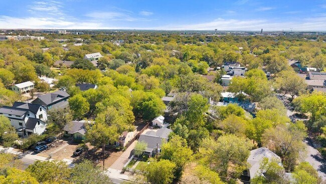Building Photo - 4905 Duval St