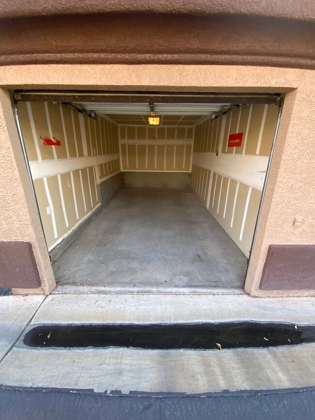 Building Photo - BLACK MTN AREA CLOSE TO FREEWAY! Large Henderson Condo in Big Horn Community