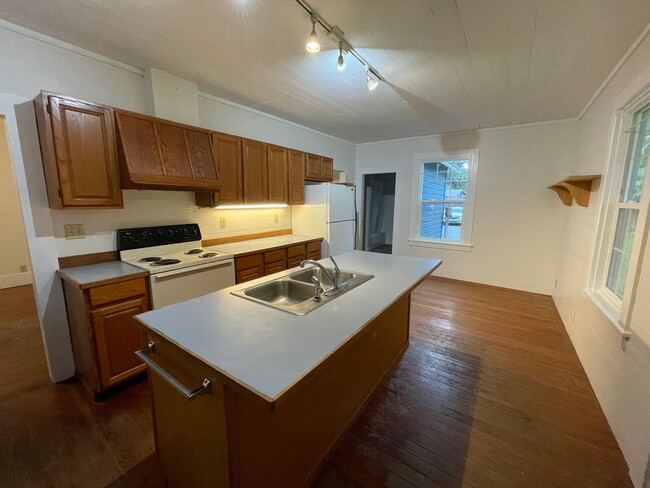 Building Photo - Charming and Cozy Home In Scenic North Whidbey