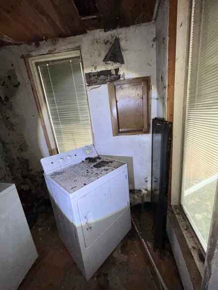 Building Photo - 351 Lagro Ave