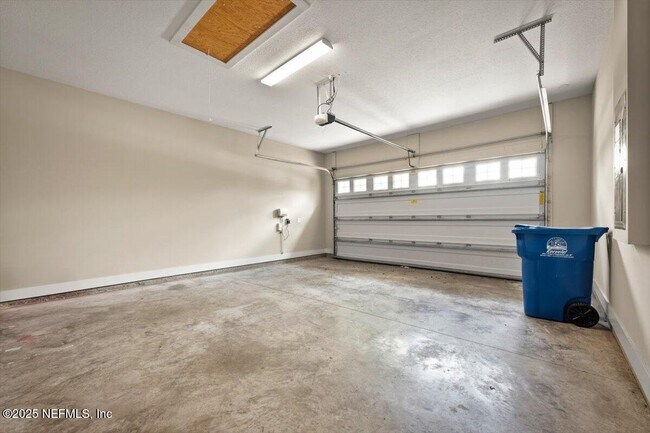 Building Photo - 305 Seahill Dr
