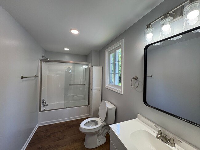 Building Photo - 206 Hillcrest Dr