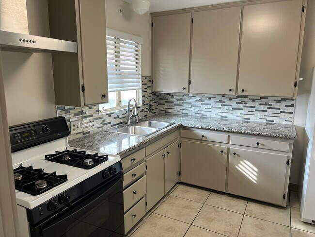 Building Photo - 519 Linwood Ave