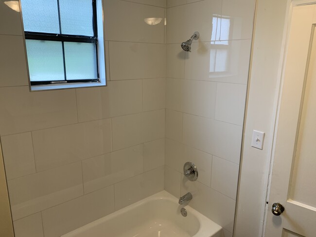 Master Bath Tub/Shower - 1936 Ivy St