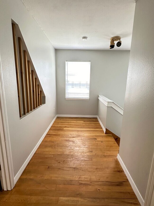 Building Photo - This 3 Bedroom Basement Duplex in Ozark is...