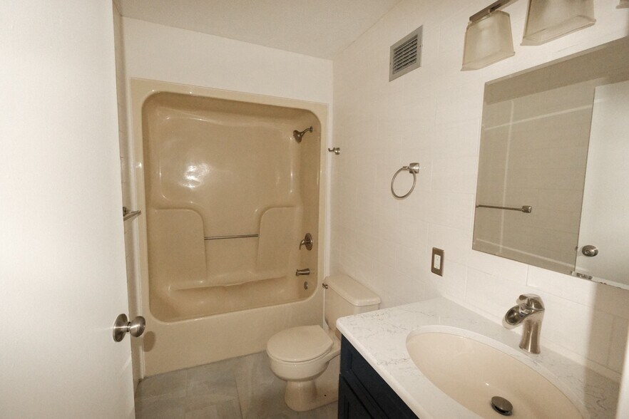 Building Photo - 10 N Wood Ave