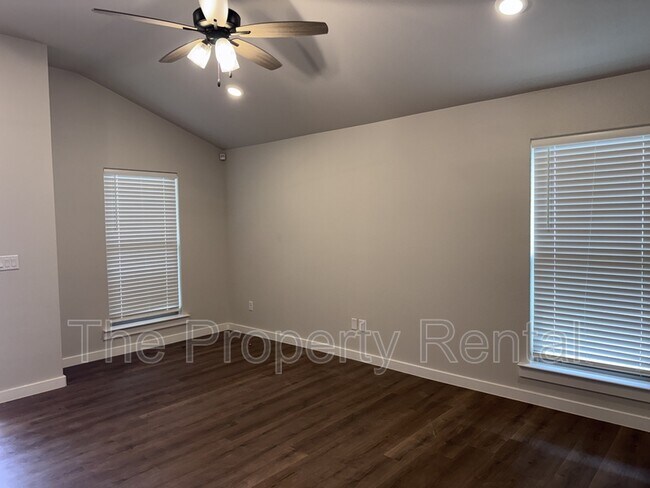 Building Photo - 520 Thicket Dr