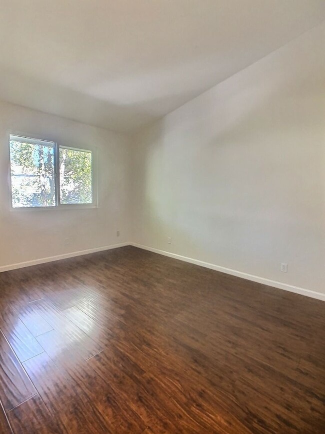 Building Photo - Updated 2 Bedroom /2 Bath Condo in New Hor...