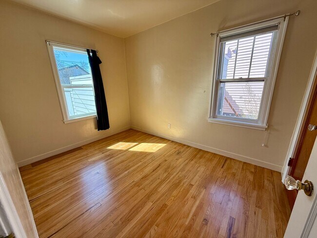 Building Photo - 3 Bedroom / 2 Bath Home - Bespoke Elegance in the University District!