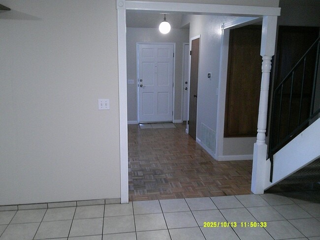 Building Photo - 725 Devonshire Ct