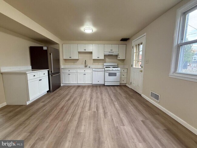 Primary Photo - 2008 Ewald Ave