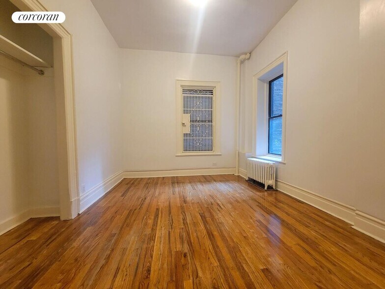 Building Photo - 172 W 77th St
