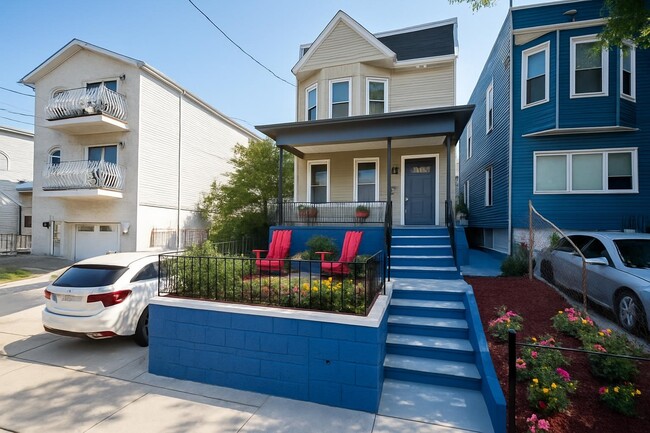 Building Photo - 136 Ege Ave