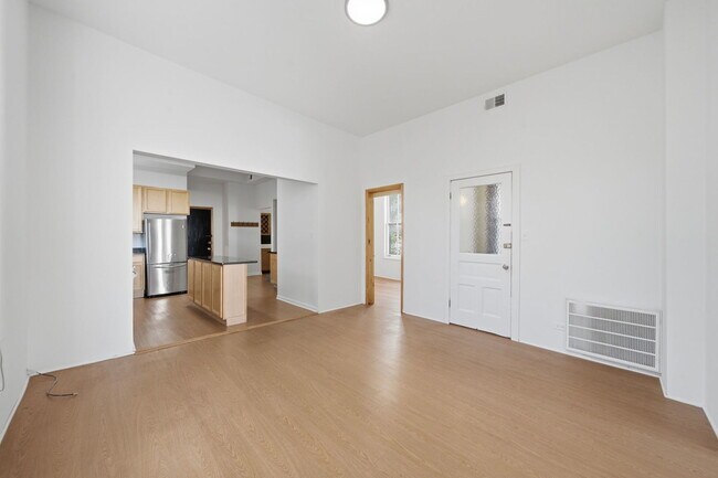 Building Photo - 3300 N Southport Ave