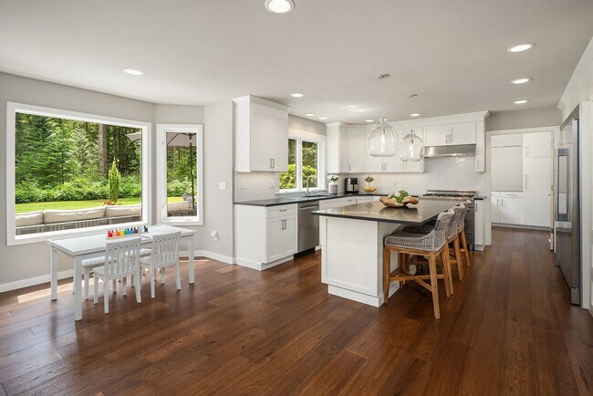 Building Photo - Furnished Redmond Home | Short-Term 3–6 Month Lease | Avail Now!