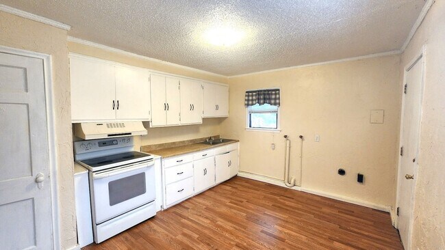 Building Photo - 2 Bed 1 Bath 1 Car  Detached Garage in Chesser Addn Midwest City