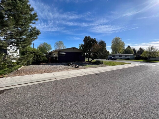 Building Photo - 3 Bed 2 Bath House with Attached 2 Car Garage & Trailer Parking