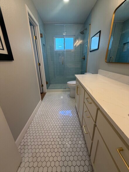 1st Floor Full Bath - 11700 Sweetwater Trl