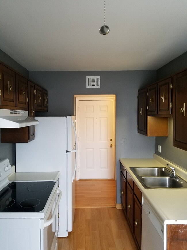 Kitchen - 966 Bloomfield Village Blvd
