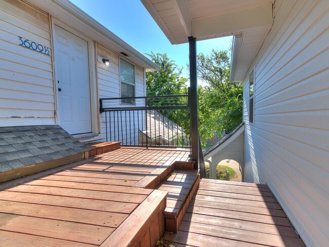 Building Photo - Newly Remodeled 2 Bed, 1 Bath Apt in Near The Paseo *MOVE IN SPECIAL!!