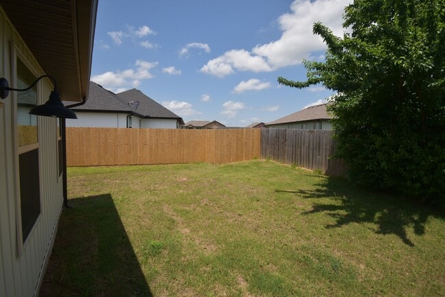 Building Photo - Nice 3 Bedroom 2 Bath Home!!