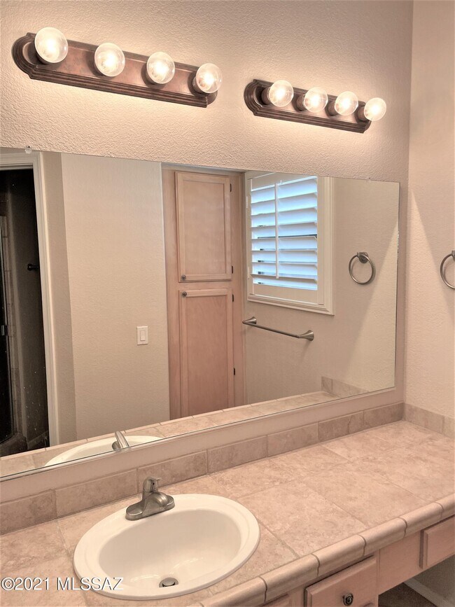 Building Photo - 6655 N Canyon Crest Dr