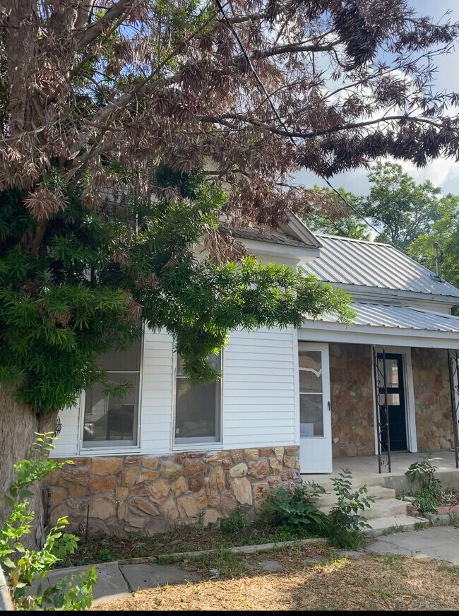 451 E Mitchell St 451 E Mitchell St San Antonio TX 78210 Apartment