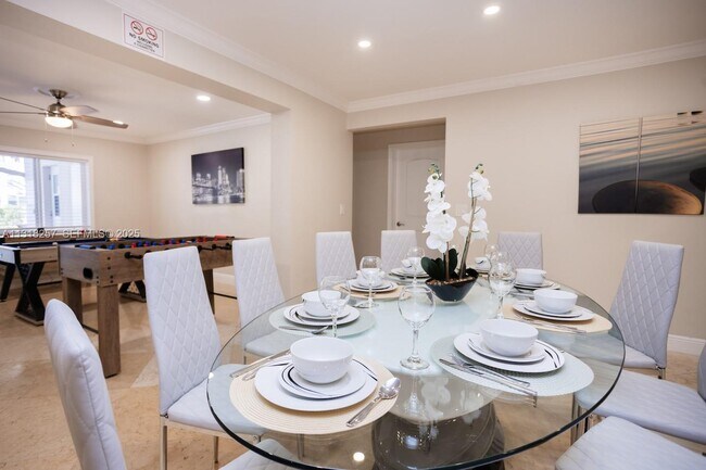 Building Photo - 833 Washington St