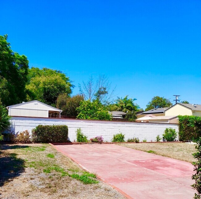 Building Photo - COMING SOON! La Mesa - 3 Bedroom/2 bath House PLUS Detached Bonus Room, Garage and W/D