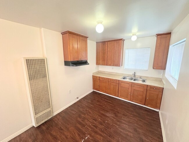 Building Photo - 2-Story Townhome with parking, in unit laundry hookups, 2bd/1.5ba!