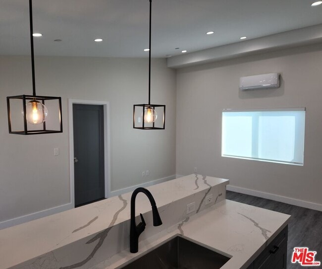 Building Photo - 422-422-1 Almond Ave