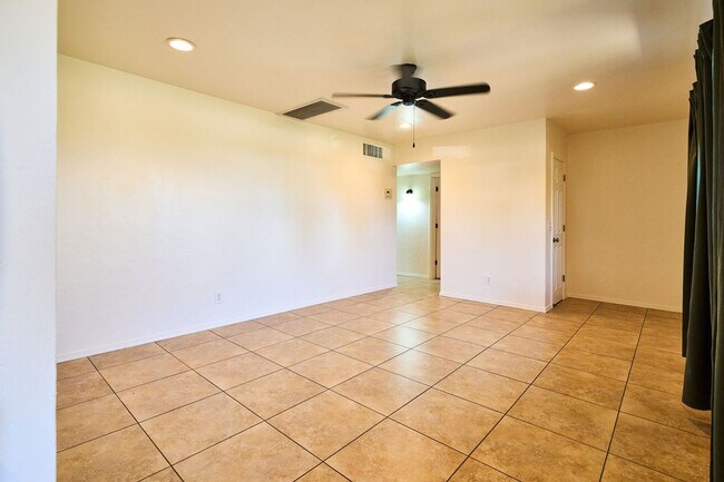 Building Photo - Eastside (Broadway and Wilmot) 3 bedroom, ...